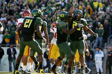 EUGENE, OR - OCTOBER 27:  Jonathan Stewart #28 of the Oregon Ducks celebrates his touchdown run 3rd quarter against the Southern California Trojans at Autzen Stadium October 27, 2007 in Eugene, Oregon.  (Photo by Jonathan Ferrey/Getty Images)