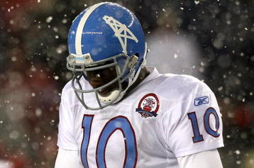 FOXBORO - OCTOBER 18:  Vince Young #10 of the Tennessee Titans  leaves the field in the fourth quarter during a game against the New England Patriots converse at Gillette Stadium on October 18, 2009 in Foxboro, Massachusetts. The Patriots won 59-0. (Photo by Jim Rogash/Getty Images)