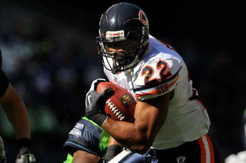 SEATTLE - SEPTEMBER 27:  Running back Matt Forte #22 of the Chicago Bears rushes against David Hawthorne #57 of the Seattle Seahawks on September 27, 2009 at Qwest Field in Seattle, Washington. The Bears defeated the Seahawks 25-19. (Photo by Otto Greule Jr/Getty Images)