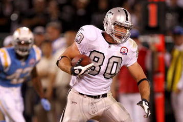 OAKLAND, CA - SEPTEMBER 14:  Zach Miller #80 of the Oakland Raiders runs with the ball during their game against the San Diego Chargers on September 14, 2009 at the Oakland-Alameda County Coliseum in Oakland, California.  (Photo by Ezra Shaw/Getty Images)