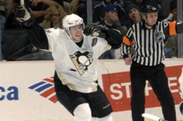 LOS ANGELES - NOVEMBER 1:  Evgeni Malkin #71of the Pittsburgh Penguins celebrates with teammates Sidney Crosby #87 and Mark Recchi #8 after Evgeni scored the game winning goal in overtime against the Los Angeles Kings on November 1, 2006 at the Staples Center in Los Angeles, California. The Penguins beat the Kings 4-3 in overtime.  (Photo by Noah Graham/Getty Images)