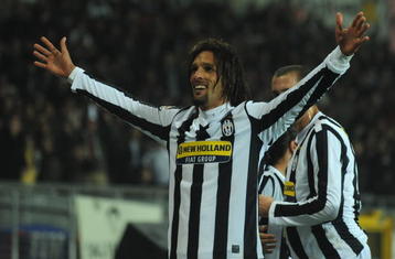 TURIN, ITALY - OCTOBER 28:  Carvalho De Oliveira Amauri of Juventus FC celebrates his second goal during the Serie A match between Juventus FC and UC Sampdoria at Olimpico Stadium on October 28, 2009 in Turin, Italy.  (Photo by Valerio Pennicino/Getty Images)