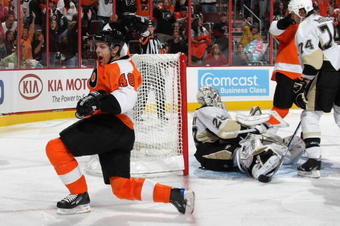 PHILADELPHIA - OCTOBER 08: Daniel Briere #48 of the Philadelphia Flyers scores at 10:37 of the second period against Marc-Andre Fleury #29 of the Pittsburgh Penguins at the Wachovia Center on October 8, 2009 in Philadelphia, Pennsylvania. (Photo by Bruce Bennett/Getty Images)