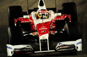SINGAPORE - SEPTEMBER 27:  Timo Glock of Germany and Toyota drives on his way to finishing second during the Singapore Formula One Grand Prix at the Marina Bay Street Circuit on September 27, 2009 in Singapore.  (Photo by Clive Mason/Getty Images)