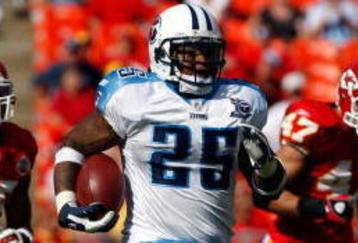 KANSAS CITY, MO - OCTOBER 19:  LenDale White #25 of the Tennessee Titans break away for a touchdown during the fourth quarter of the game against the Kansas City Chiefs on October 19, 2008 at Arrowhead Stadium in Kansas City, Missouri.  (Photo by Jamie Squire/Getty Images)