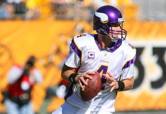 PITTSBURGH - OCTOBER 25:  Quarterback Brett Favre #4 of the Minnesota Vikings looks to make a pass play during the NFL game against the Pittsburgh Steelers at Heinz Field on October 25, 2009 in Pittsburgh, Pennsylvania. The Steelers defeated the Vikings 27-17. (Photo by Rick Stewart/Getty Images)
