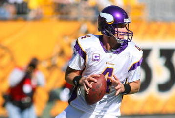 PITTSBURGH - OCTOBER 25:  Quarterback Brett Favre #4 of the Minnesota Vikings looks to make a pass play during the NFL game against the Pittsburgh Steelers at Heinz Field on October 25, 2009 in Pittsburgh, Pennsylvania. The Steelers defeated the Vikings 27-17. (Photo by Rick Stewart/Getty Images)