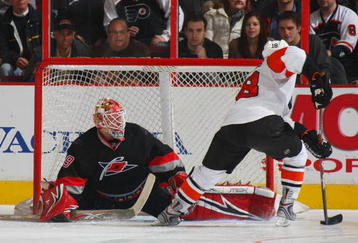 PHILADELPHIA - DECEMBER 11: Mike Richards #18 of the Philadelphia Flyers takes the shot against Michael Leighton #49 of the Carolina Hurricanes on December 11, 2008 at the Wachovia Center in Philadelphia, Pennsylvania. (Photo by Bruce Bennett/Getty Images)
