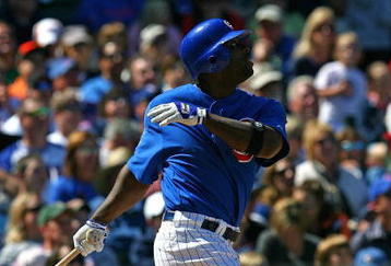 CHICAGO - AUGUST 30: Milton Bradley #21 of the Chicago Cubs follows the flight of the ball against the New York Mets on August 30, 2009 at Wrigley Field in Chicago, Illinois. The Mets defeated the Cubs 4-1. (Photo by Jonathan Daniel/Getty Images)