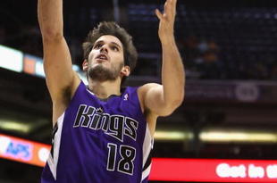 PHOENIX - OCTOBER 20: Omri Casspi #18 of the Sacramento Kings lays up a shot against the Phoenix Suns during the NBA preseason game at US Airways Center on October 20, 2009 in Phoenix, Arizona. The Suns defeated the Kings 143-127. NOTE TO USER: User expressly acknowledges and agrees that, by downloading and or using this photograph, User is consenting to the terms and conditions of the Getty Images License Agreement. (Photo by Christian Petersen/Getty Images)