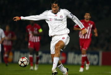 BORDEAUX, FRANCE - OCTOBER 21:  Luca Toni of FC Bayern Muenchen in action during the UEFA Champions League Group A match between Bordeaux and FC Bayern Muenchen at the Stade Chaban-Delmas on October 21, 2009 in Bordeaux, France.  (Photo by Clive Rose/Getty Images)