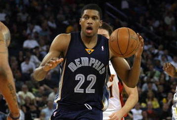 OAKLAND, CA - MARCH 30:  Rudy Gay #22 of the Memphis Grizzlies shoots drives against the Golden State Warriors during an NBA game on March 30, 2009 at Oracle Arena in Oakland, California. NOTE TO USER: User expressly acknowledges and agrees that, by downloading and or using this photograph, User is consenting to the terms and conditions of the Getty Images License Agreement.  (Photo by Jed Jacobsohn/Getty Images)