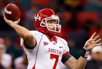 NEW ORLEANS - OCTOBER 17:  Quarterback Case Keenum #7 of the Houston Cougars throws the ball against the Tulane Green Wave at the Louisiana Superdome on October 17, 2009 in New Orleans, Louisiana.  (Photo by Chris Graythen/Getty Images)