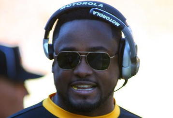 PITTSBURGH - OCTOBER 25:  Head Coach Mike Tomlin of the Pittsburgh Steelers looks on from the side lines during the NFL game against the Minnesota Vikings at Heinz Field on October 25, 2009 in Pittsburgh, Pennsylvania. The Steelers defeated the Vikings 27-17. (Photo by Rick Stewart/Getty Images)