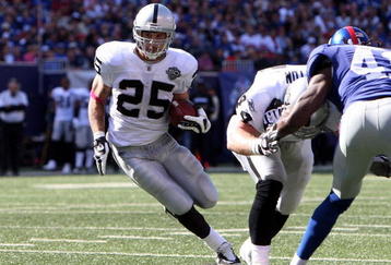EAST RUTHERFORD, NJ - OCTOBER 11:  Justin Fargas #25 of the Oakland Raiders rns the ball against the New York Giants on October 11, 2009 at Giants Stadium in East Rutherford, New Jersey.  (Photo by Jim McIsaac/Getty Images)