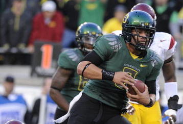 EUGENE, OR - OCTOBER 31:  Quarterback Jeremiah Masoli #8 of the Oregon Ducks breaks the tackle of safety Taylor Mays #2 as he scores a touchdown in the first quarter of the game at Autzen Stadium on October 31, 2009 in Eugene, Oregon. (Photo by Steve Dykes/Getty Images)