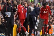 LONDON, ENGLAND - OCTOBER 31:  Rafael Benitez of Liverpool substitutes Fernando Torres during the Barclays Premier League match between Fulham and Liverpool at Craven Cottage on October 31, 2009 in London, England.  (Photo by Clive Rose/Getty Images)