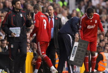 LONDON, ENGLAND - OCTOBER 31:  Rafael Benitez of Liverpool substitutes Fernando Torres during the Barclays Premier League match between Fulham and Liverpool at Craven Cottage on October 31, 2009 in London, England.  (Photo by Clive Rose/Getty Images)