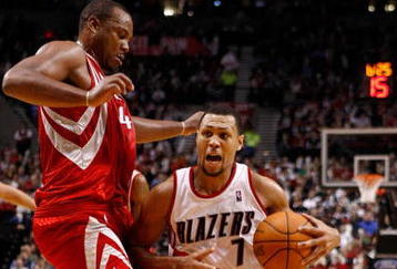 PORTLAND, OR - OCTOBER 27:  Brandon Roy #7 of the Portland Trail Blazers drives against Chuck Hayes #44 of the Houston Rockets during the season opener on October 27, 2009 at the Rose Garden in Portland, Oregon. NOTE TO USER: User expressly acknowledges and agrees that, by downloading and or using this Photograph, user is consenting to the terms and conditions of the Getty Images License Agreement.  (Photo by Jonathan Ferrey/Getty Images)