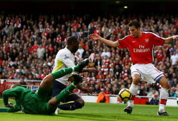 LONDON, ENGLAND - OCTOBER 31:  Robin Van Persie of Arsenal scores the third goal during the Barclays Premier League match between Arsenal and Tottenham Hotspur at the Emirates Stadium on October 31, 2009 in London, England.  (Photo by Shaun Botterill/Getty Images)