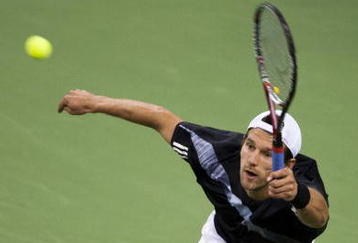 SHANGHAI, CHINA - OCTOBER 14:  Jurgen Melzer of Austria returns a shot to Juan Martin del Potro of Argentina during day four of 2009 Shanghai ATP Masters 1000 at the Qi Zhong Tennis Centre on October 14, 2009 in Shanghai, China.  (Photo by Victor Fraile/Getty Images)