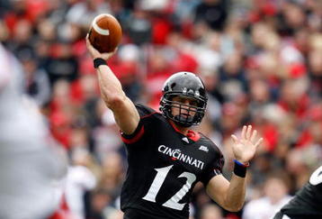CINCINNATI - OCTOBER 24:  Zach Collaros #12 of the Cincinnati Bearcats throws the ball during the Big East Conference game against the Louisville Cardinals at Nippert Stadium on October 24, 2009 in Cincinnati, Ohio.  (Photo by Andy Lyons/Getty Images)