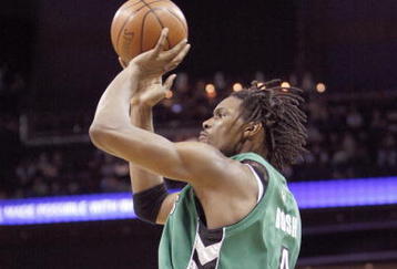 CHARLOTTE, NC - MARCH 16:  Chris Bosh #4 of the Toronto Raptors makes a jumpshot against the Charlotte Bobcats during their game at Time Warner Cable Arena on March 16, 2009 in Charlotte, North Carolina.  NOTE TO USER: User expressly acknowledges and agrees that, by downloading and/or using this Photograph, user is consenting to the terms and conditions of the Getty Images License Agreement. (Photo by: Streeter Lecka/Getty Images)