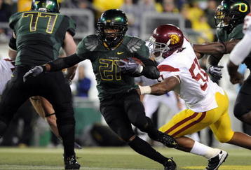 EUGENE, OR - OCTOBER 31: Running back LaMichael James #21 of the Oregon Ducks breaks through the line for a good gain in the third quarter of the game against the USC Trojans at Autzen Stadium on October 31, 2009 in Eugene, Oregon. James ran for 183 yards and a score as the Ducks upset the Trojans 47-20. (Photo by Steve Dykes/Getty Images)