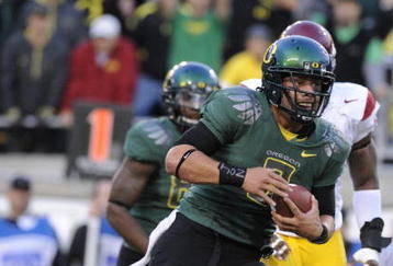EUGENE, OR - OCTOBER 31:  Quarterback Jeremiah Masoli #8 of the Oregon Ducks breaks the tackle of safety Taylor Mays #2 as he scores a touchdown in the first quarter of the game at Autzen Stadium on October 31, 2009 in Eugene, Oregon. (Photo by Steve Dykes/Getty Images)