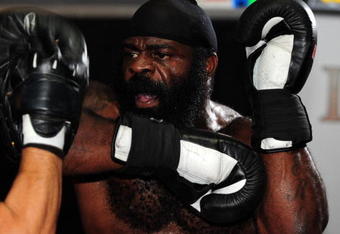 LOS ANGELES, CA - SEPTEMBER 17:  MMA Heavyweight Sensation Kimbo Slice is seen during the Workout/Media Day with Kimbo Slice and Gina Carano at the Legends Mixed Martial Arts Training Center on September 17, 2008 in Los Angeles, California.  (Photo by Robert Laberge/Getty Images)