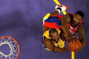 LOS ANGELES, CA - OCTOBER 27: DJ Mbenga #28 of the Los Angeles Lakers and DeAndre Jordan #9 of the Los Angeles Clippers go for the rebound during the season opening game at Staples Center on October 27, 2009 in Los Angeles, California. NOTE TO USER: User expressly acknowledges and agrees that, by downloading and or using this photograph, User is consenting to the terms and conditions of the Getty Images License Agreement. Mandatory Copyright Notice: Copyright 2009 NBAE (Photo by Kevork Djansezian/Getty Images)