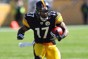 PITTSBURGH - OCTOBER 25:  Mike Wallace #17 of the Pittsburgh Steelers runs with the ball for yardage during the NFL game against the Minnesota Vikings at Heinz Field on October 25, 2009 in Pittsburgh, Pennsylvania. The Steelers defeated the Vikings 27-17. (Photo by Rick Stewart/Getty Images)