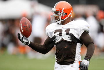 BEREA, OH - AUGUST 07: Jamal Lewis #31 of the Cleveland Browns flips the ball in the air during training camp at the Cleveland Browns Training and Administrative Complex on August 7, 2009 in Berea, Ohio.  (Photo by Gregory Shamus/Getty Images)