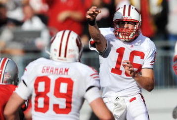 COLUMBUS, OH - OCTOBER 10:  Quarterback Scott Tolzien #16 of the Wisconsin Badgers throws a pass to Garrett Graham #89 of the Badgers during the first half of a game against the Ohio State Buckeyes at Ohio Stadium on October 10, 2009 in Columbus, Ohio.  (Photo by Jamie Sabau/Getty Images)