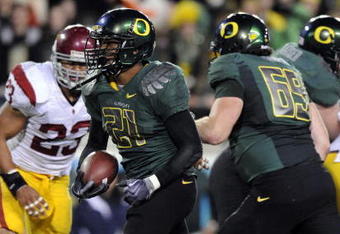 EUGENE, OR - OCTOBER 31: Running back LaMichael James #21 of the Oregon Ducks breaks through the line for a touchdown in the third quarter of the game against the USC Trojans at Autzen Stadium on October 31, 2009 in Eugene, Oregon. James ran for 183 yards and a score as the Ducks upset the Trojans 47-20. (Photo by Steve Dykes/Getty Images)