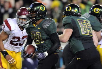 EUGENE, OR - OCTOBER 31: Running back LaMichael James #21 of the Oregon Ducks breaks through the line for a touchdown in the third quarter of the game against the USC Trojans at Autzen Stadium on October 31, 2009 in Eugene, Oregon. James ran for 183 yards and a score as the Ducks upset the Trojans 47-20. (Photo by Steve Dykes/Getty Images)