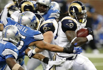 DETROIT , MI - NOVEMBER 01:  Steven Jackson #39 of the St. Louis Rams runs past Larry Foote #55 of the Detroit Lions during a fourth quarter run on November 1, 2009 at Ford Field in Detroit, Michigan. St. Louis won the game 17-10.  (Photo by Gregory Shamus/Getty Images)