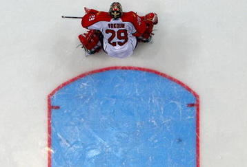 HELSINKI, FINLAND - OCTOBER 02:  Goal keeper  Tomas Vokoun #29 of the Florida Panthers tends his goal againt the Chicago Blackhawks during The Compuware/NHL Premiere Helsinki series match at the Hartwall Areena on October 2, 2009 in Helsinki, Finland. The Compuware/NHL Premiere series is the first regular season NHL matches to be held in Helsinki.  (Photo by Richard Heathcote/ Getty Images)