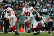 PHILADELPHIA - NOVEMBER 01:  Eli Manning #10 of the New York Giants runs the ball against the Philadelphia Eagles on November 1, 2009 at Lincoln Financial Field in Philadelphia, Pennsylvania.  (Photo by Jim McIsaac/Getty Images)