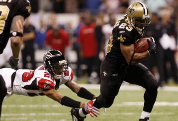 NEW ORLEANS - NOVEMBER 2:  Pierre Thomas #23 of the New Orleans Saints out runs Thomas DeCoud #28 of the Atlanta Falcons during the game at the Louisiana Superdome on November 2, 2009 in New Orleans, Louisiana. (Photo by Chris Graythen/Getty Images)