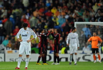 MADRID, SPAIN - OCTOBER 21:  Kaka (L) of Real Madrid stands dejected after conceding a goal as AC Milan players celebrate in the background during the Champions League group C match between Real Madrid and AC Milan at the Estadio Santiago Bernabeu on October 21, 2009 in Madrid, Spain. AC Milan won the match 3-2.  (Photo by Jasper Juinen/Getty Images)