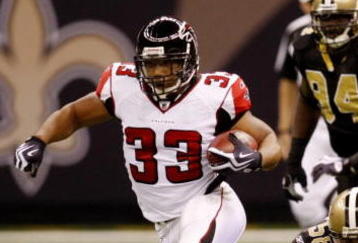 NEW ORLEANS - NOVEMBER 2:  Running back Michael Turner #33 of the Atlanta Falcons runs with the ball against the New Orleans Saints during the first quarter of the game at the Louisiana Superdome on November 2, 2009 in New Orleans, Louisiana. (Photo by Chris Graythen/Getty Images)