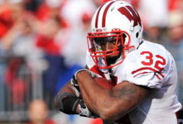 COLUMBUS, OH - OCTOBER 10:  Running back John Clay #32 of the Wisconsin Badgers runs with the ball against the Ohio State Buckeyes at Ohio Stadium on October 10, 2009 in Columbus, Ohio.  (Photo by Jamie Sabau/Getty Images)