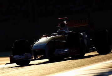 ABU DHABI, UNITED ARAB EMIRATES - NOVEMBER 01:  Fernando Alonso of Spain and Renault drives during the Abu Dhabi Formula One Grand Prix at the Yas Marina Circuit on November 1, 2009 in Abu Dhabi, United Arab Emirates.  (Photo by Paul Gilham/Getty Images)