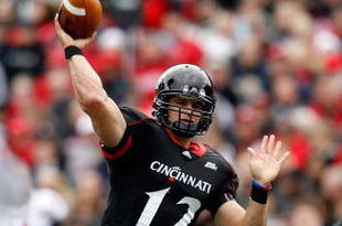 CINCINNATI - OCTOBER 24:  Zach Collaros #12 of the Cincinnati Bearcats throws the ball during the Big East Conference game against the Louisville Cardinals at Nippert Stadium on October 24, 2009 in Cincinnati, Ohio.  (Photo by Andy Lyons/Getty Images)