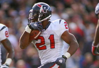 ORCHARD PARK, NY - NOVEMBER 01: Ryan Moats #21  of the Houston Texans runs for a touchdown against the Buffalo Bills at Ralph Wilson Stadium on November 1, 2009 in Orchard Park, New York. Houston won 31-10. (Photo by Rick Stewart/Getty Images)