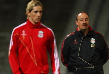 LYON, FRANCE - NOVEMBER 03: Rafael Benitez (R) the Liverpool manager looks on at Fernando Torres (L) during the Liverpool training session, ahead of the UEFA Champions League group E match against Lyon, at the Stade Gerland on November 3, 2009 in Lyon, France.  (Photo by Michael Steele/Getty Images)