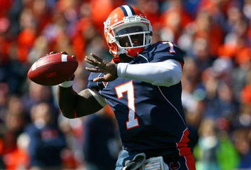 CHAMPAIGN, IL - OCTOBER 10: Juice Williams #7 of the Illinois Fighting Illini throws a pass against the Michigan State Spartans on October 10, 2009 at Memorial Stadium at the University of Illinois in Champaign, Illinois. Michigan State defeated Illinois 24-14. (Photo by Jonathan Daniel/Getty Images)