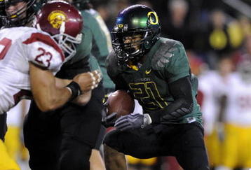 EUGENE, OR - OCTOBER 31: Running back LaMichael James #21 of the Oregon Ducks cuts through a hole in the third quarter of the game against the USC Trojans at Autzen Stadium on October 31, 2009 in Eugene, Oregon. James ran for 183 yards and a score as Oregon defeated USC 47-20. (Photo by Steve Dykes/Getty Images)