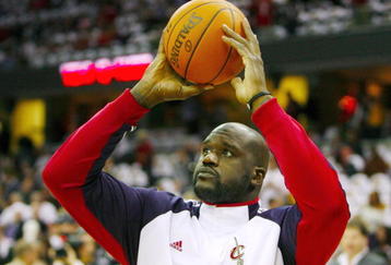 CLEVELAND - OCTOBER 27:  Shaquille O'Neal #33 of the Cleveland Cavaliers warms up prior to the season opener against the Boston Celtics at Quicken Loans Arena on October 27, 2009 in Cleveland, Ohio.  NOTE TO USER: User expressly acknowledges and agrees that, by downloading and or using this photograph, User is consenting to the terms and conditions of the Getty Images License Agreement. (Photo by Gregory Shamus/Getty Images)